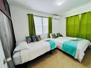 3 chambres, fer et planche à repasser, Wi-Fi, draps fournis