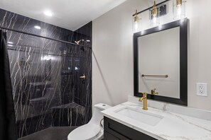 Een douche, een haardroger, handdoeken, zeep