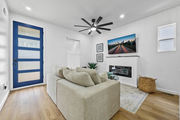Living area - Modern 3BR Retreat in DT ATL 5mins to Mercedes Benz Stadium (Atlanta)