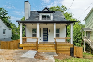 Exterior - Modern 3BR Retreat in DT ATL 5mins to Mercedes Benz Stadium (Atlanta)