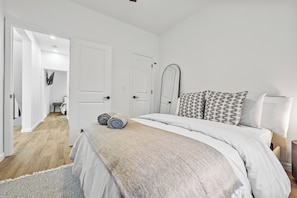 Room - Modern 3BR Retreat in DT ATL 5mins to Mercedes Benz Stadium (Atlanta)