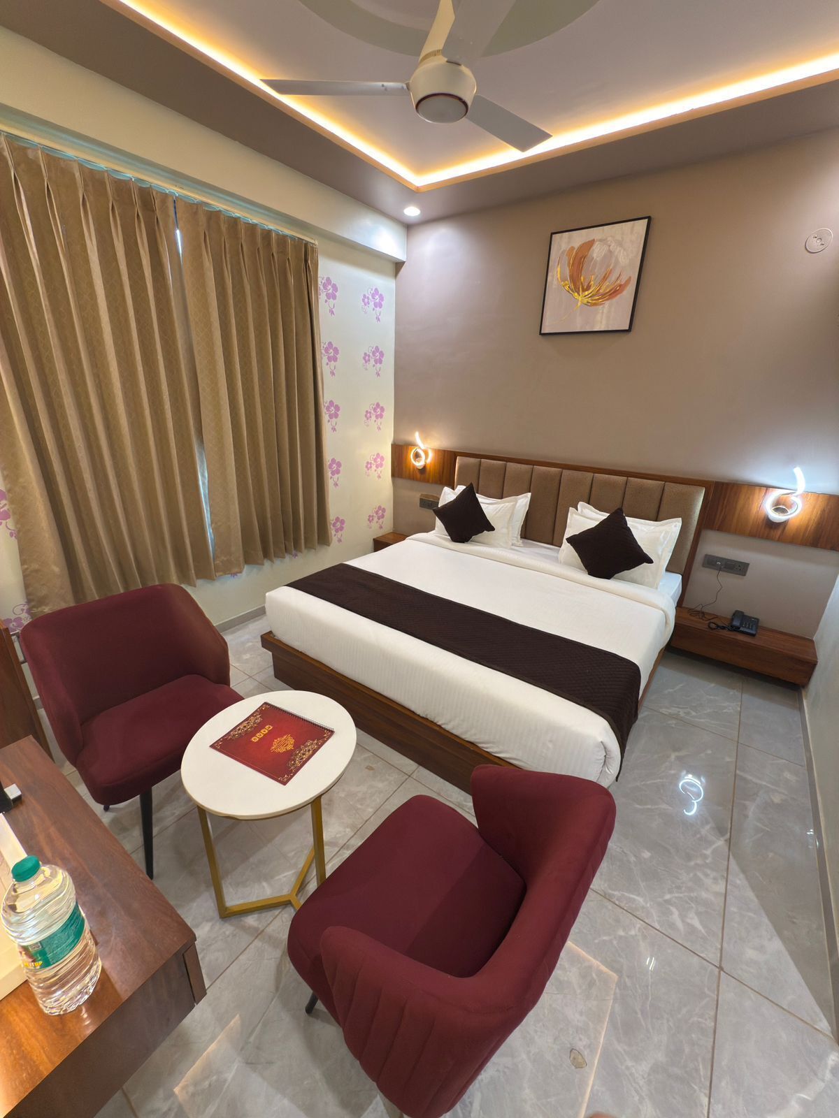 Habitación Deluxe con 1 cama doble o 2 individuales, vistas a la ciudad | Caja fuerte, escritorio, espacio para trabajar con un portátil