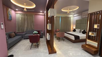 Deluxe suite | Een kluis op de kamer, een bureau, een laptopwerkplek, gratis wifi