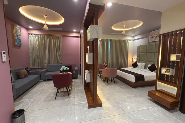 Deluxe Suite | In-room safe, desk, laptop workspace, WiFi (free)