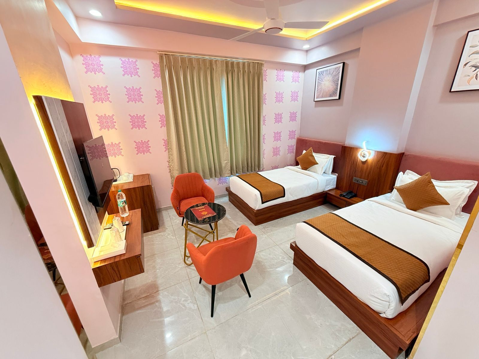 Deluxe Double or Twin Room, City View | Peti besi dalam bilik, meja, ruang kerja komputer riba, Wi-fi percuma 