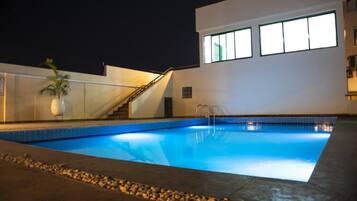 Penthouse Deluks, pemandangan kota | Kolam renang | Kolam renang outdoor
