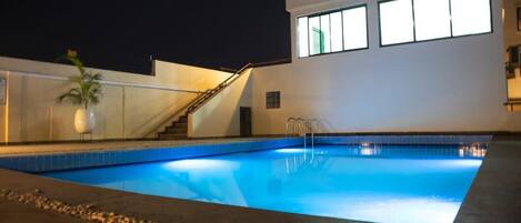 Una piscina al aire libre
