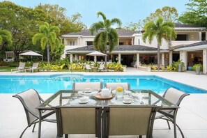 Outdoor dining - Luxury 7-Bedroom Sandy Lane Estate Villa with Pool & Beach Club Access (Barbados)