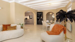 Una sala de estar moderna con un sofá, una mesita de centro y una planta decorativa.