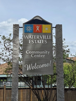 Schild für das Waterville Estates Community Center mit einer freundlichen Botschaft.