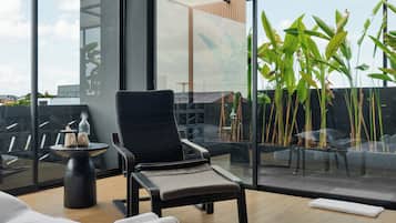 In-room safe, laptop workspace, blackout drapes, iron/ironing board