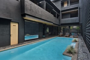Piscine extérieure, chaises longues