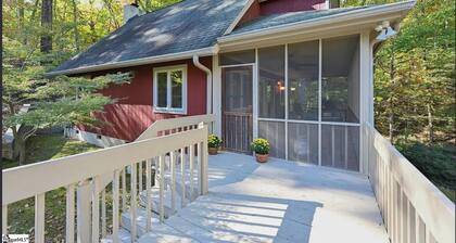 Cozy 1-bedroom private cabin in beautiful Travelers Rest with AC