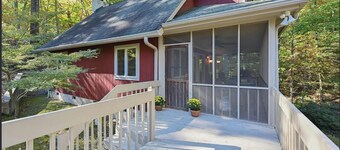 Cozy 1-bedroom private cabin in beautiful Travelers Rest with AC