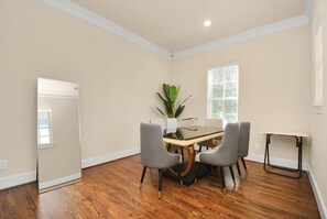 Dining - Peaceful 2-bedroom house with Game Room and Hot tub in charming Houston (Houston)
