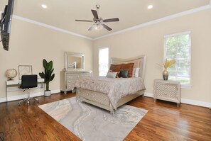 Iron/ironing board, Internet, bed sheets - Peaceful 2-bedroom house with Game Room and Hot tub in charming Houston (Houston)