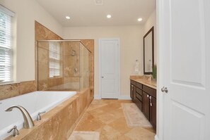 Shower, hair dryer, bidet, towels - Peaceful 2-bedroom house with Game Room and Hot tub in charming Houston (Houston)