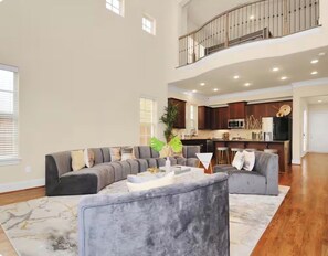 Living area - Peaceful 2-bedroom house with Game Room and Hot tub in charming Houston (Houston)