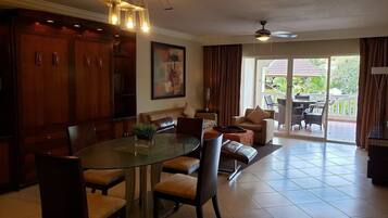Suite, balcón | Comedor