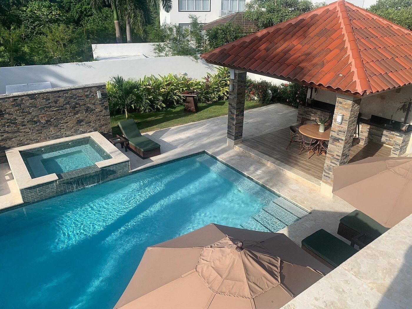 12 piscinas al aire libre, sombrillas, tumbonas