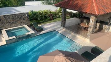 12 piscinas al aire libre, sombrillas, tumbonas