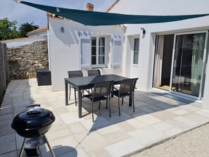 Outdoor dining - Vrbo Property (La Guérinière)
