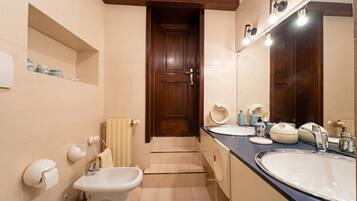 Dusche, Haartrockner, Bidet, Handtücher