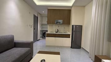 Apartment, 1 Bedroom, Accessible, Smoking | Living room