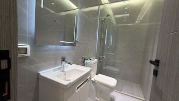 Apartment, 1 Bedroom, Accessible, Smoking | Bathroom