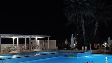 Una piscina al aire libre de temporada
