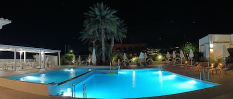 Piscine extérieure (ouverte en saison)