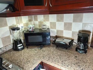 Kjøleskap, mikrobølgeovn, ovn og kaffetrakter/tekoker