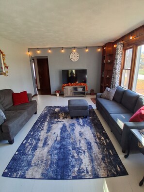 Living area - The Harmony House – Cozy Farmington Retreat Near Everything (Farmington)