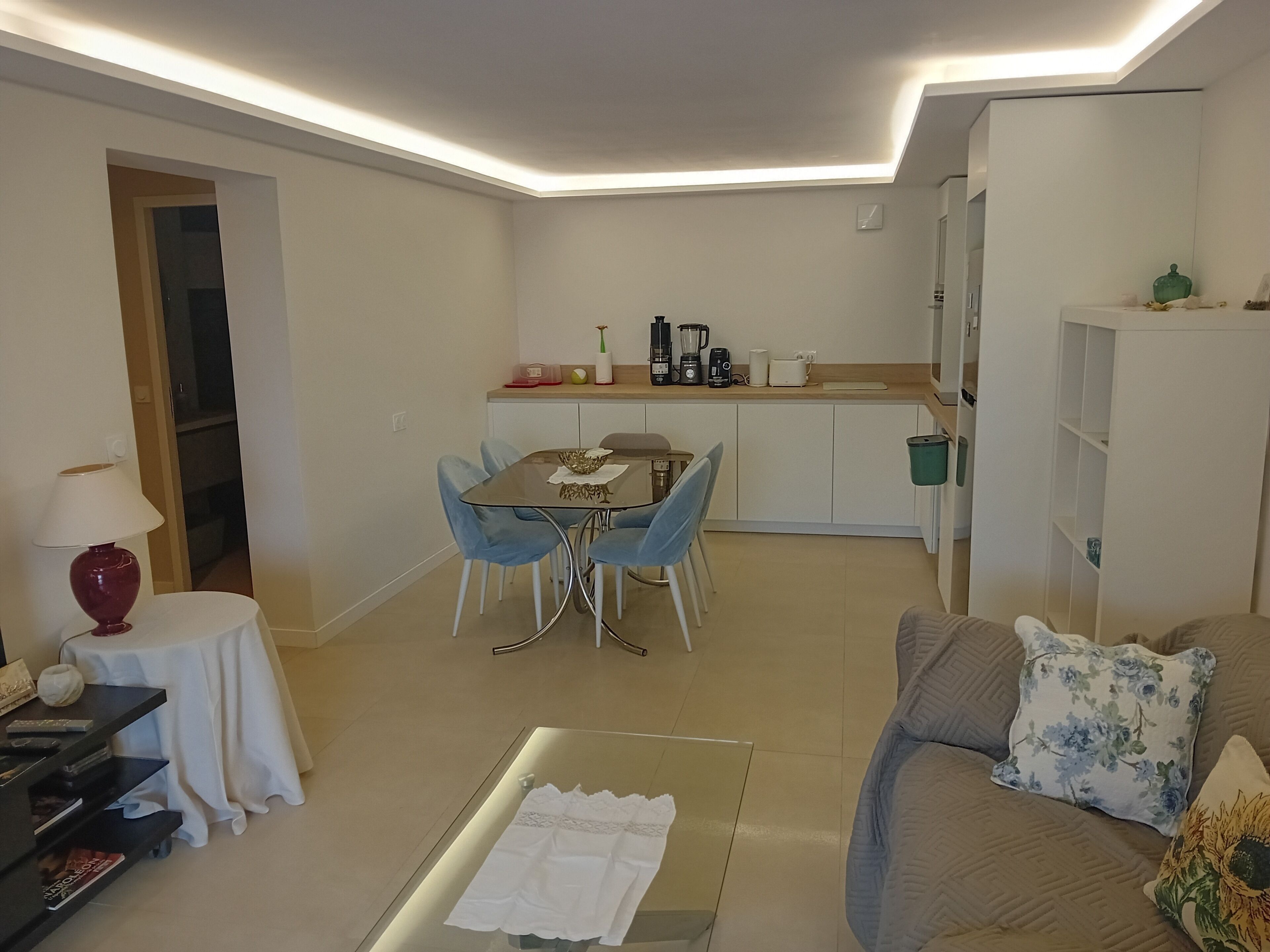 Un espacio habitable compacto con comedor, kitchenette y zona de estar.