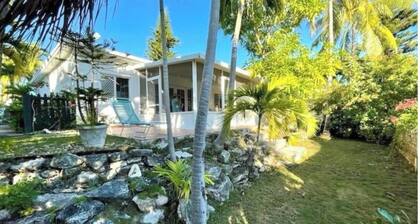 Cozy 2-bedroom bungalow in serene Paradise Island