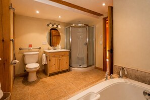Shower, jetted bath, towels, soap - Cottage 24 | Pet-Friendly Muskoka Cottage Near Beach & Resort Amenities Sleeps 6 (Muskoka Lakes)