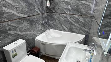 Chuveiro, secador de cabelo, bidê, toalhas de banho