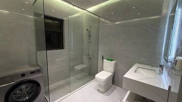 Apartment, 1 Bedroom, Accessible, Smoking | Bathroom