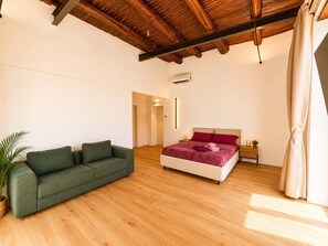 Interior - Dante Rooftop Hub: Vibrant Naples for 14 Guests (Naples)