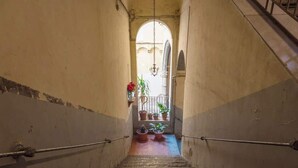 A narrow staircase with a handrail, leading to an arched doorway. - Appartamento spazioso Napoli centro con terrazzo (Naples)