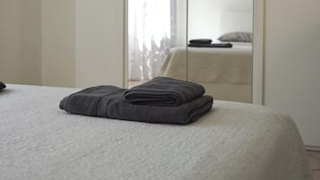 2 chambres, fer et planche à repasser, draps fournis