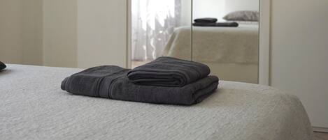 2 bedrooms, iron/ironing board, bed sheets