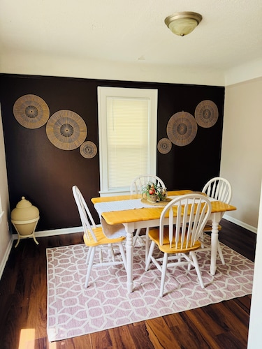 Spacious 2BR Townhouse Fireplace, Garage + Laundry Near Bloomfield Hills