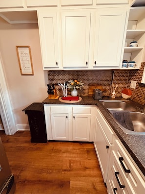 Coffee/tea maker, fridge, microwave, oven
