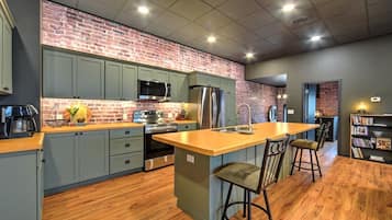 Geladeira, micro-ondas, cooktop, lava-louças