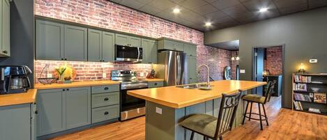 Fridge, microwave, stovetop, dishwasher