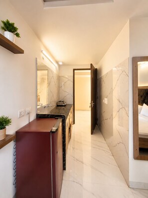 Une salle de bain moderne avec un mur en marbre, un lavabo et un miroir.