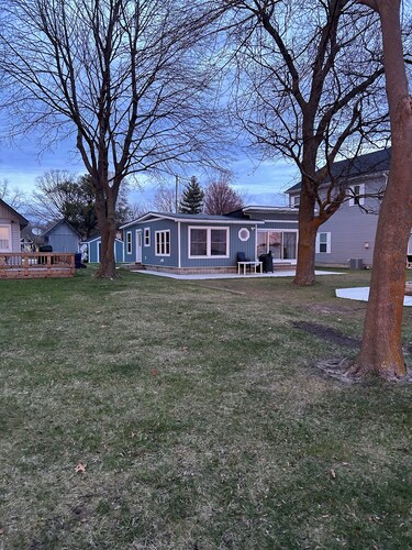 Lakefront Sand Point Cabin - Remodeled Kitchen, Kayaks, Fast WiFi & Dog Friendly