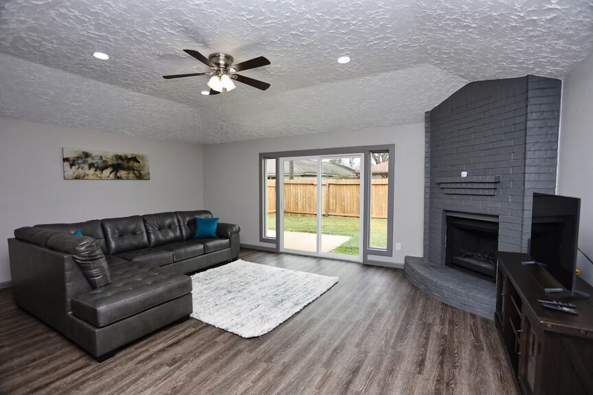 Modern Spacious Home In Quiet Neighborhood - Baytown, TX