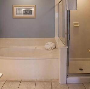 Shower, towels, soap, toilet paper - Waterside by Spinnaker Resort at Hilton Head. 3BR, 3BA, 1 week only! (Hilton Head Island)
